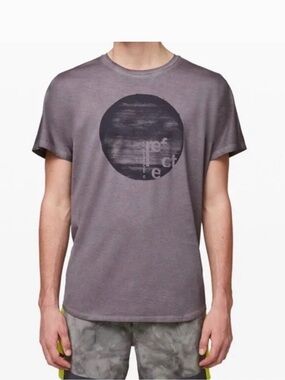 lululemon athletica x Robert Geller Men's Take The Moment Graphic Tee - LARGE